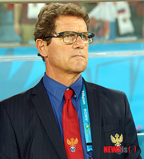 【쿠이아바(브라질)=뉴시스】박영태 기자 = 18일 오전 7시(한국시간) 브라질 쿠이아바의 아레나 판타날에 경기장에서 열린 2014브라질월드컵 한국 축구국가대표팀과 러시아 축구대표팀의 경기에서 러시아 파비오 카펠로 감독이 그라운드를 주시하고 있다.&nbsp; 대한민국 축구국가대표팀은 오늘 브라질 쿠이아바의 아레나 판타날에서 러시아와의 1차전을 시작으로 24일에는 포르투 알레그레의 에스타디오 베이라-리오 스타디움에서 알제리와 2차전, 그리고 27일에는 상파울루의 아레나 데 상파울루 스타디움에서 벨기에와 마지막 3차전 경기를 갖는다. 2014.06.18.&nbsp;&nbsp; since1999@newsis.com