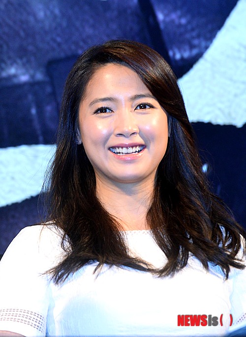 【서울=뉴시스】박찬수 기자 = 배우 남상미가 19일 오후 서울 종로구 JW 메리어트 동대문 스퀘어 서울 그랜드볼룸에서 열린 KBS 2TV 새 수목드라마 '조선총잡이' 제작발표회에서 취재진의 질문에 답하며 미소를 짓고 있다.  '조선총잡이'는 개화기를 배경으로 조선의 마지막 칼잡이가 총잡이로 거듭나 민중의 영웅이 돼가는 과정을 그린 드라마로 오는 25일 첫방송된다. 2014.06.19.  redchacha1@newsis.com