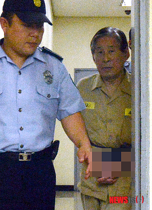 【광주=뉴시스】배동민 기자 = 20일 오후 광주 동구 광주지방법원에서 세월호 선사인 청해진해운 김한식(72) 대표 등 임원 5명에 대한 공판준비절차가 열리기 앞서 김 대표가 광주지검 구치감에 들어서고 있다. 2014.06.20.&nbsp; guggy@newsis.com