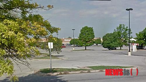 【서울=뉴시스】미국 오클라호마의 대형마트에서 한 남자가 매장에서 자위행위를 하며 물의를 일으켰다.(사진출처: 메트로)