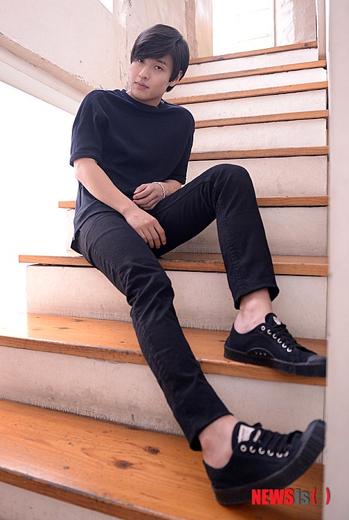 【서울=뉴시스】김인철 기자 = 공포영화 '소녀괴담'에서 귀신을 볼 수 있는 외톨이 소년 인수 역을 맡은 영화배우 강하늘이 20일 오후 서울 종로구 삼청동의 한 카페에서 뉴시스와 인터뷰 전 포즈를 취하고 있다. 2014.06.20.&nbsp; yatoya@newsis.com