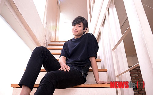 【서울=뉴시스】김인철 기자 = 공포영화 '소녀괴담'에서 귀신을 볼 수 있는 외톨이 소년 인수 역을 맡은 영화배우 강하늘이 20일 오후 서울 종로구 삼청동의 한 카페에서 뉴시스와 인터뷰 전 포즈를 취하고 있다. 2014.06.20.&nbsp; yatoya@newsis.com