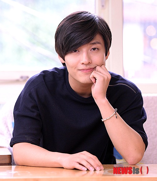 【서울=뉴시스】김인철 기자 = 공포영화 '소녀괴담'에서 귀신을 볼 수 있는 외톨이 소년 인수 역을 맡은 영화배우 강하늘이 20일 오후 서울 종로구 삼청동의 한 카페에서 뉴시스와 인터뷰 전 포즈를 취하고 있다. 2014.06.20.&nbsp; yatoya@newsis.com