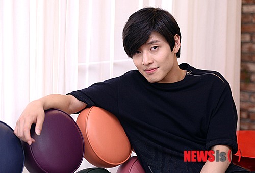 【서울=뉴시스】김인철 기자 = 공포영화 '소녀괴담'에서 귀신을 볼 수 있는 외톨이 소년 인수 역을 맡은 영화배우 강하늘이 20일 오후 서울 종로구 삼청동의 한 카페에서 뉴시스와 인터뷰 전 포즈를 취하고 있다. 2014.06.20.&nbsp; yatoya@newsis.com