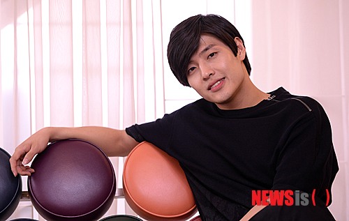 【서울=뉴시스】김인철 기자 = 공포영화 '소녀괴담'에서 귀신을 볼 수 있는 외톨이 소년 인수 역을 맡은 영화배우 강하늘이 20일 오후 서울 종로구 삼청동의 한 카페에서 뉴시스와 인터뷰 전 포즈를 취하고 있다. 2014.06.20.&nbsp; yatoya@newsis.com