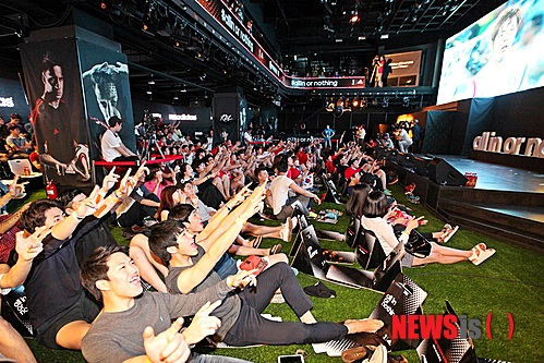 【서울=뉴시스】김민기 기자 = 넥슨은 축구게임 'FIFA 온라인3'의 프로모션 일환으로 월드컵 공식 후원사 '아디다스'와 함께 서울 서초구에 위치한 e스포츠 경기장 ‘넥슨 아레나’에서 단체응원전 이벤트를 실시한다고 20일 밝혔다. 