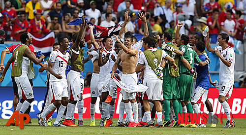 【헤시피(브라질)=AP/뉴시스】코스타리카 선수들이 21일(한국시간) 브라질 헤시피의 아레나 페르남부코에서 열린 이탈리아와의 2014브라질월드컵 D조 조별리그 2차전에서 1-0으로 이기고 16강 진출을 확정 지은 뒤 그라운드 위에서 세러모니를 하고 있다.2014.6.21. 