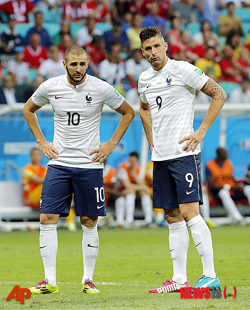 【사우바도르(브라질)=AP/뉴시스】프랑스의 골잡이 올리비에 지루(사진 오른쪽)과 카림 벤제마가 21일(한국시간) 브라질 사우바도르의 아레나 포치 노바에서 열린 스위스와의 2014브라질월드컵 E조 조별리그 2차전에서 나란히 서 있다. 