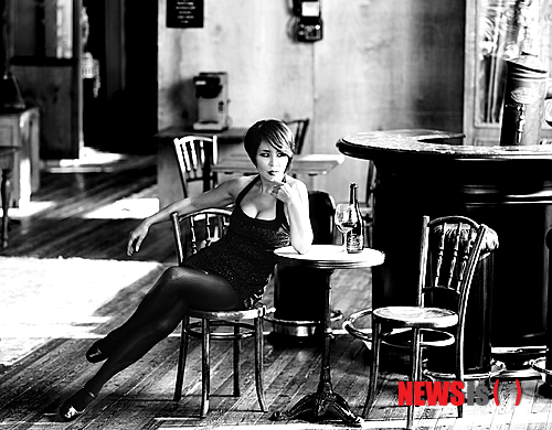  【서울=뉴시스】이재훈 기자 = "20대가 한창 때라 생각하잖아요. 그런데 나이가 들어보니 지금 제 나이가 가장 멋지다는 생각이 들어요. 타임머신을 탈 수 있다면 20, 30대로 돌아가고 싶지는 않아요. 당시 최선을 다했다고 생각하니까요. 50대에 원하는 삶을 살고 있나 궁금해서 미래로 가고 싶죠. 호호호."&nbsp; 뮤지컬배우 최정원(45)은 나이를 먹고 싶게 만든다.&nbsp; realpaper7@newsis.com 