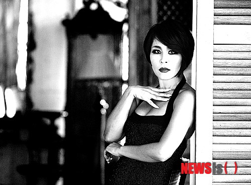  【서울=뉴시스】이재훈 기자 = "20대가 한창 때라 생각하잖아요. 그런데 나이가 들어보니 지금 제 나이가 가장 멋지다는 생각이 들어요. 타임머신을 탈 수 있다면 20, 30대로 돌아가고 싶지는 않아요. 당시 최선을 다했다고 생각하니까요. 50대에 원하는 삶을 살고 있나 궁금해서 미래로 가고 싶죠. 호호호."&nbsp; 뮤지컬배우 최정원(45)은 나이를 먹고 싶게 만든다.&nbsp; realpaper7@newsis.com 