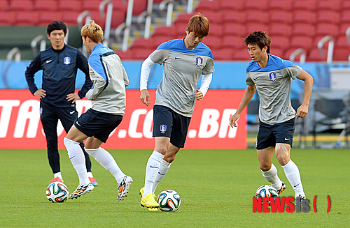 【포르투 알레그레(브라질)=뉴시스】박영태 기자 = 22일 오전(한국시간) 2014브라질 월드컵에 출전하는 축구국가대표팀 기성용이 알제리와의 2차전을 앞두고 브라질 포르투 알레그레의 베이라-리우 스타디움에서 훈련을 하고 있다. 러시아와의 브라질월드컵 첫 경기에서 1대1 무승부로 승점 1점을 챙긴 대한민국 축구국가대표팀은 23일 새벽 브라질 포르투 알레그레의 에스타디오 베이라-리오 스타디움에서 알제리와 2차전을 갖는다. 2014.06.22. since1999@newsis.com