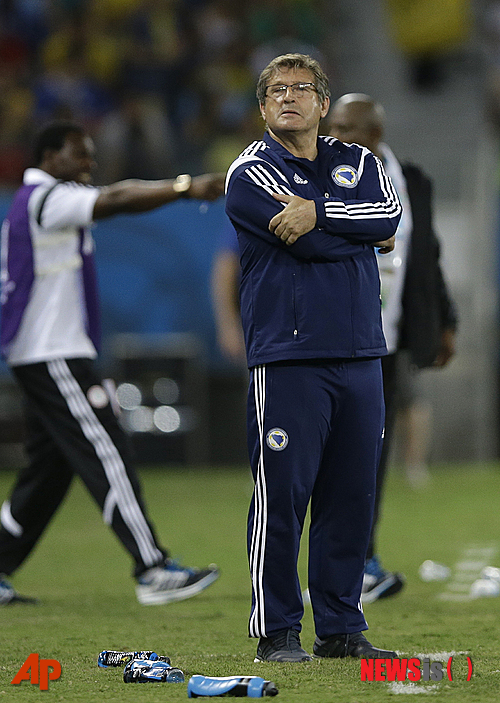 【쿠이아바=AP/뉴시스】보스니아 헤리체고비나의 사페트 수시치(59) 감독이 지난 22일(한국시간) 나이지리아전에서 팔짱을 낀 채 경기를 지켜보고 있다.&nbsp; 