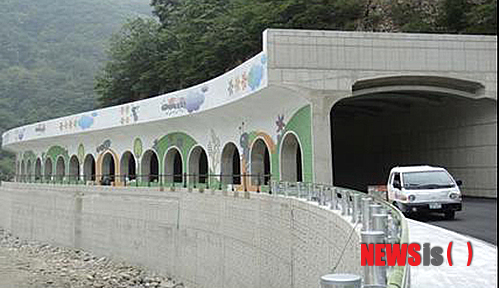 【정선=뉴시스】홍춘봉 기자 = 강원 정선군은 군도4호선(남면 선평~ 정선읍 가수) 낙석위험지역에 피암터널 설치를 완료했다고 22일 밝혔다. 사진은 22일 정선군이 공개한 군도 4호선 낙동리 피암터널 모습. 2014.06.22. (사진=정선군 제공)&nbsp; photo@newsis.com
