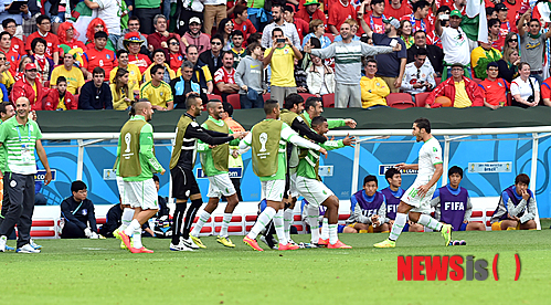 【포르투 알레그레(브라질)=뉴시스】박영태 기자 = 23일 오전(한국시간) 브라질 포르투 알레그레의 베이라-리우 스타디움에서 열린 ‘2014브라질월드컵’ 한국 축구국가대표팀과 알제리 축구국가대표팀의 H조 경기에서 알제리 자부가 골을 넣고 한국 벤치 앞에서 세리머니를 하고 있다.&nbsp; 알제리에 패해 승점 추가에 실패한 축구국가대표팀은 27일 상파울루의 아레나 데 상파울루 스타디움에서 벨기에와 마지막 3차전 경기를 갖는다. 2014.06.23.&nbsp;&nbsp; since1999@newsis.com