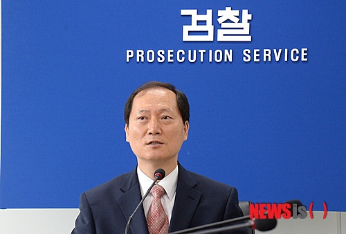 【청주=뉴시스】박재원 기자 = 충북 청주지검 이완규 차장검사는 23일 지검에서 기자회견을 열고 화물차 유류보조금 편취 사건에 대한 검·경 수사결과를 발표하고 있다. 2014.06.23.&nbsp; pjw@newsis.com