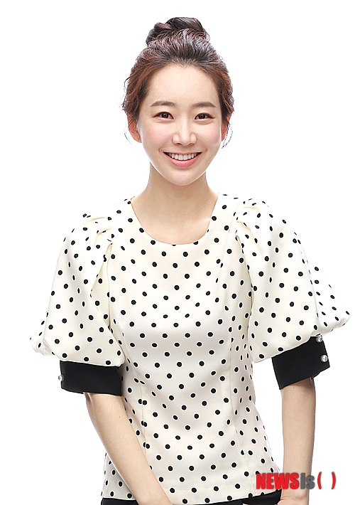 【서울=뉴시스】유상우 기자 = 탤런트 정모레(27)가 여울엔터테인먼트와 전속계약을 했다.&nbsp; 여울엔터테인먼트는 “정모레는 앞으로 본명인 홍가연으로 활동하게 된다”고 밝혔다.&nbsp; 홍가연은 2010년 MBC TV ‘일밤-뜨거운 형제들’ 아바타 소개팅에서 눈길을 끌었다. 이후 MBC TV 시트콤 ‘볼수록 애교만점’을 통해 연기자로 데뷔했다. 그동안 KBS 드라마스페셜 ‘돌맹이’, MBC ‘동이’ SBS ‘신기생뎐’, 한중일 합작드라마 ‘스트레인저6’ 등에 출연했다.&nbsp; 여울엔터테인먼트에는 이연두, 주아성 등이 소속돼 있다.&nbsp; swryu@newsis.com