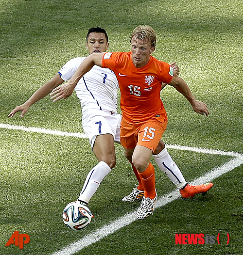 【상파울루(브라질)=AP/뉴시스】네덜란드의 디르크 카위트(사진 오른쪽)와 칠레의 알렉시스 산체스가 24일(한국시간) 상파울루의 아레나 지 상파울루에서 열린 2014브라질월드컵 조별리그 경기에서 치열한 볼 다툼을 벌이고 있다.&nbsp; 