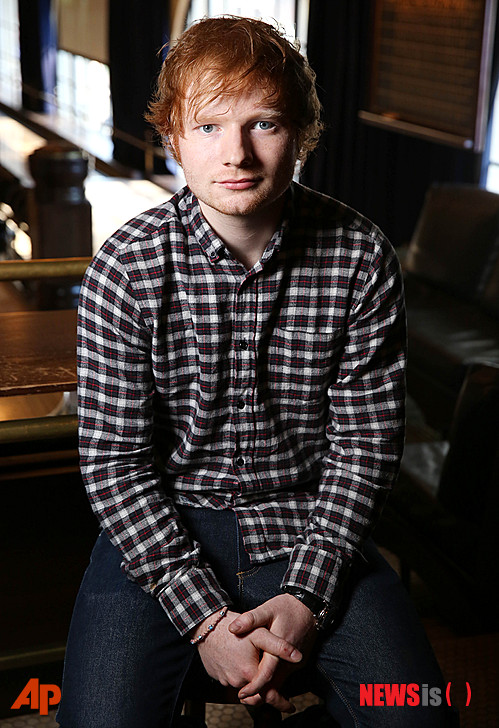 【서울=뉴시스】이재훈 기자 = 영국의 떠오르는 싱어송라이터 에드 시런(23)의 2집 'X'(멀티플라이)가 24일 음반유통사 워너뮤직을 통해 발매됐다.&nbsp; 시런은 2011년 데뷔 앨범 '[+]'로 세계 6X플래티넘, 브릿어워즈 최우수 신인상과 최우수 영국 남자 솔로상 수상, 그래미 어워즈 올해의 노래와 최우수 신인 노미네이트 등으로 단숨에 주목 받았다.&nbsp;&nbsp; 1991년 영국 서퍽에서 태어난 시런은 11세에 우연히 아일랜드 싱어송라이터 데이미언 라이스(41)를 만나 음악적 영감을 받고 기타를 치기 시작했다. 14세부터 스스로 음악을 만들기 시작한 그는 17세에 혼자 런던으로 갔다. 4년 간 거처 없이 떠돌며 크고 작은 클럽에서 공연하며 실력을 쌓았다.&nbsp; 2011년 메이저 레이블과 계약하고 발매한 '[+]'에서 '디 에이 팀(The A Team)', '레고 하우스(Lego House)', '드렁크(Drunk)' 등을 잇따라 히트시켰다. 대중은 물론 비평가들의 극찬을 받으며 최고의 작곡가에게 수여되는 2012 '아이보 노벨로' 상을 받기도 했다.&nbsp; 미국의 컨트리스타 테일러 스위프트와 영국의 아이돌 그룹 '원 디렉션'의 앨범에 참여하기도 했다. 특히 작년에 스위프트의 아레나급 북미투어에 서포터로 나서며 현지 팬들에게 강렬한 인상을 남겼다.&nbsp; 더하기('+') 다음 곱하기('x')로 돌아온 시런의 이번 앨범에는 업계 최고의 프로듀서들이 참여해 눈길을 끈다. 퍼렐 윌리엄스, 베니 블랑코, 릭 루빈, 제프 배스커 등이다.&nbsp; 프랑스 일렉트로닉 듀오 '다프트 펑크', 영국의 R&B 가수 로빈 시크 등과 함께 작업한 윌리엄스가 작곡, 프로듀싱한 첫 싱글 '싱(Sing)'은 매끈한 R&B 사운드에 섬세한 팔세토가 더해진 트랙이다. 호주와 아일랜드, 영국 싱글차트 정상을 차지했다.&nbsp; 앨범을 여는 '원(One)'은 호주 투어 중 만들어진 노래다. 부드럽지만 깊은 울림이 인상적인 어쿠스틱 발라드로 '[+]'와 '[X]'를 연결해 주는 트랙이다. 블루지 솔 '싱킹 아웃 라우드(Thinking Out Loud)', 20년간 알츠하이머를 앓다가 작년에 사망한 자신의 할아버지에 관한 '어파이어 러브(Afire Love)', 자전적인 이야기를 속사포 랩으로 들려주는 '테이크 잇 백(Take It Back)' 등이 실렸다.&nbsp; 딜럭스 CD버전에는 지난해 영화 '호빗: 스마우그의 폐허'의 엔딩 크레디트에 사용된 '아이 시 파이어(I See Fire)'와 영화 '잘못은 우리 별에 있어'를 위해 만들어진 '올 오브 더 스타스(All Of The Stars)' 등 시런이 만든 두 곡의 영화 음악이 보너스 트랙으로 수록됐다.&nbsp; realpaper7@newsis.com