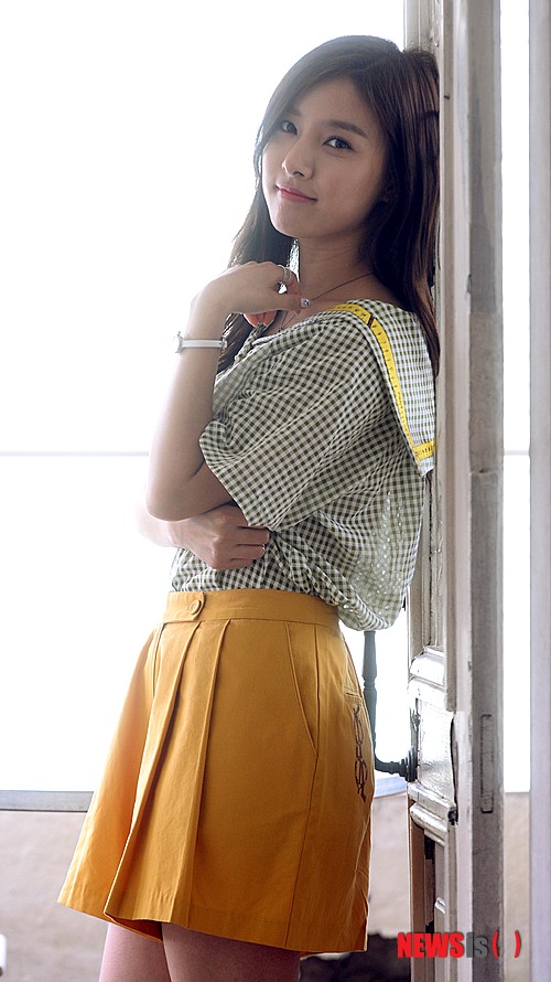 【서울=뉴시스】박찬수 기자 = 영화 '소녀괴담'에서 소녀귀신 역을 맡은 배우 김소은이 24일 오후 서울 종로구 삼청동 웨스트 19번가에서 뉴시스와 인터뷰를 갖기 전 포즈를 취하고 있다.&nbsp; 영화 '소녀괴담'은 귀신을 보는 외톨이 소년이 기억을 잃은 소녀귀신을 만나 우정을 나누며 학교에 떠도는 괴담과 반 친구들의 연쇄 실종, 그리고 소녀귀신에 얽힌 비밀을 풀어가는 영화로 다음달 3일 개봉한다. 2014.06.24.&nbsp; redchacha1@newsis.com