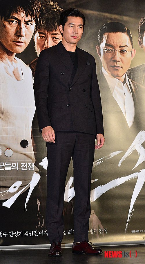 【서울=뉴시스】조종원 기자 = 24일 오후 서울 중구 메가박스 동대문점에서 열린 영화 '신의 한수' 언론시사회에서 배우 정우성이 포즈를 취하고 있다. 영화 '신의 한 수'는 범죄로 변해버린 내기바둑판에 사활을 건 꾼들의 전쟁을 그린 작품으로 오는 7월 개봉 예정이다. 2014.06.24. choswat@newsis.com