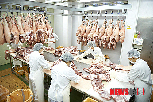 【서울=뉴시스】마장동 한돈 발골 작업.&nbsp; (사진 = 서울시 제공)&nbsp; photo@newsis.com