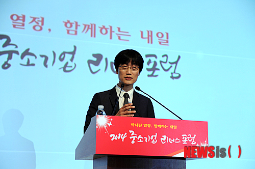 【서울=뉴시스】이해진 네이버 이사회 의장이 25일 오후 제주도 롯데호텔에서 열린 '중소기업 리더스포럼'에 참석해 중소기업 CEO들을 대상으로 특강을 하고 있다. 2014.06.25. (사진=네이버 제공)&nbsp; photo@newsis.com