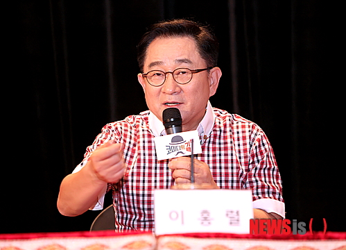【서울=뉴시스】손정빈 기자 = 코미디 프로그램은 10여년째 KBS ‘개그콘서트’ 독주체제다. 한때 SBS가 컬투(정찬우·김태균)를 내세운 ‘웃찾사(웃음을 찾는 사람들)’를 통해 ‘개그콘서트’의 아성에 도전했지만, 결국 실패했다. 그 사이 MBC의 코미디 프로그램은 시청자들에게 완전히 잊혀졌다.1990년대 초만 해도 MBC는 ‘코미디 왕국’으로 불렸다. 그 영광의 한 가운데 개그맨 이홍렬(60)이 있었다.&nbsp; jb@newsis.com