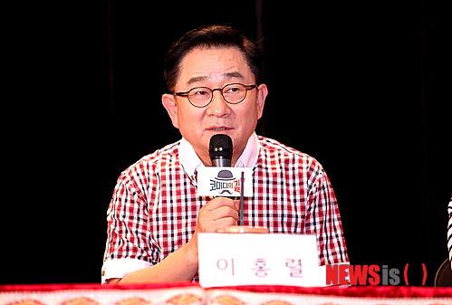 【서울=뉴시스】손정빈 기자 = 코미디 프로그램은 10여년째 KBS ‘개그콘서트’ 독주체제다. 한때 SBS가 컬투(정찬우·김태균)를 내세운 ‘웃찾사(웃음을 찾는 사람들)’를 통해 ‘개그콘서트’의 아성에 도전했지만, 결국 실패했다. 그 사이 MBC의 코미디 프로그램은 시청자들에게 완전히 잊혀졌다.1990년대 초만 해도 MBC는 ‘코미디 왕국’으로 불렸다. 그 영광의 한 가운데 개그맨 이홍렬(60)이 있었다.&nbsp; jb@newsis.com