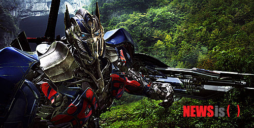 【서울=뉴시스】김태은 문화전문기자 = 영화를 보는 이유는 제 각각이겠지만 25일 개봉한 ‘트랜스포머, 사라진 시대’는 참으로 난감하다. 장장 164분 동안 이어지는데 영화관을 나서면 기억나는 게 없다시피 하다. 뭘 보긴 봤는데 어수선한 잔영들만 머릿속을 맴돈다. 놀이기구 타듯 킬링타임용 영화를 즐겼다 하기에도 너무 길고 복잡해서 실패다.&nbsp; tekimn@newsis.com