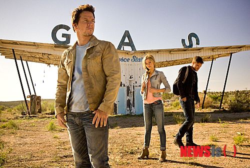 【서울=뉴시스】김태은 문화전문기자 = 영화를 보는 이유는 제 각각이겠지만 25일 개봉한 ‘트랜스포머, 사라진 시대’는 참으로 난감하다. 장장 164분 동안 이어지는데 영화관을 나서면 기억나는 게 없다시피 하다. 뭘 보긴 봤는데 어수선한 잔영들만 머릿속을 맴돈다. 놀이기구 타듯 킬링타임용 영화를 즐겼다 하기에도 너무 길고 복잡해서 실패다.&nbsp; tekimn@newsis.com