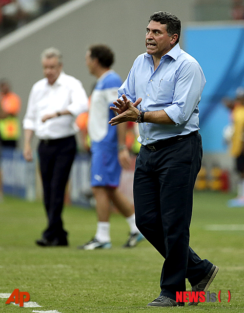 【마나우스(브라질)=AP/뉴시스】온두라스의 루이스 페르난도 수아레스(55) 감독이 26일(한국시간) 브라질 마나우스-아레나 아마조니아에서 치러진 스위스와의 E조 3차전에서 팀을 지휘하고 있다. 
