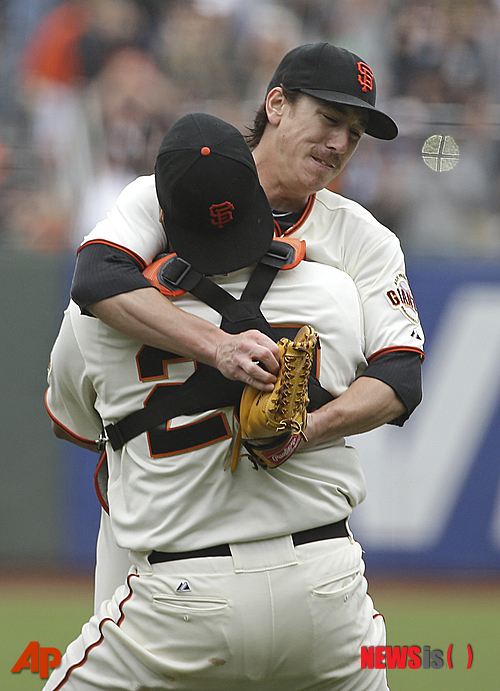 【샌프란시스코=AP/뉴시스】샌프란시스코 자이언츠의 팀 린스컴이 26일(한국시간) 미국 캘리포니아주 샌프란시스코의 AT&T 파크에서 열린 2014 메이저리그(MLB) 샌디에이고 파드리스와의 경기에 선발 등판해 9이닝 동안 안타를 하나도 맞지 않고 샌디에이고 타선을 무실점으로 막아 노히트노런을 기록한 후 포수와 포옹하며 기뻐하고 있다.