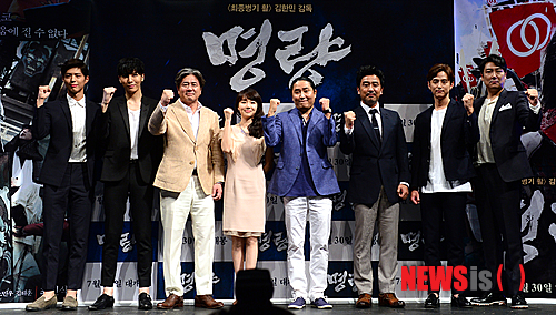 【서울=뉴시스】조성봉 기자 = 26일 오전 서울 강남구 압구정 CGV에서 열린 영화 '명량' 제작보고회에서 김한민(오른쪽 네번째) 감독과 출연배우들이 파이팅을 외치고 있다.&nbsp;&nbsp;&nbsp; '명량'은 1597년 임진왜란 6년, 단 12척의 배로 330척에 달하는 왜군 공격에 맞서 싸운 역사상 가장 위대한 전쟁 명량대첩을 그린 전쟁 액션 대작이다. 2014.06.26.&nbsp;&nbsp; suncho21@newsis.com 