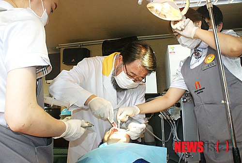 【천안=뉴시스】이종익 기자 = 의료법인 한아의료재단 문치과병원의 문은수 이사장이 26일 오전 충남 천안시 동남구 신성미소지움 아파트 노인정에서 '100세 치아 건강 협약'에 앞서 노인들을 대상으로 무료 진료활동을 펼치고 있다. 2014.06.26.&nbsp; 007news@newsis.co