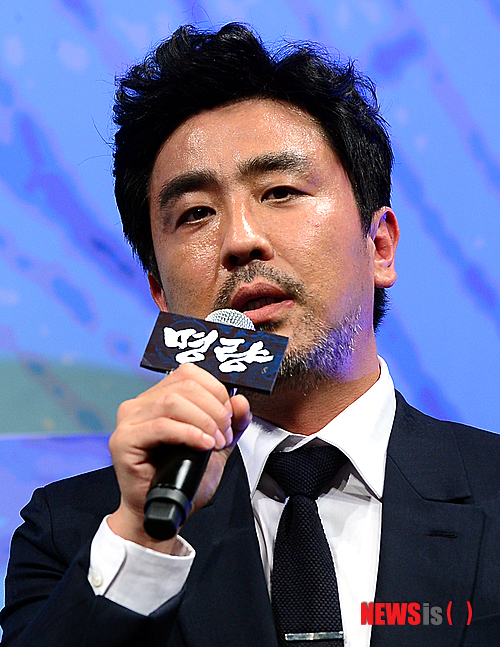 【서울=뉴시스】조성봉 기자 = 26일 오전 서울 강남구 압구정 CGV에서 열린 영화 '명량' 제작보고회에서 배우 류승룡이 취재진의 질문에 답변하고 있다.&nbsp;&nbsp; '명량'은 1597년 임진왜란 6년, 단 12척의 배로 330척에 달하는 왜군 공격에 맞서 싸운 역사상 가장 위대한 전쟁 명량대첩을 그린 전쟁 액션 대작이다. 2014.06.26.&nbsp;&nbsp; suncho21@newsis.com