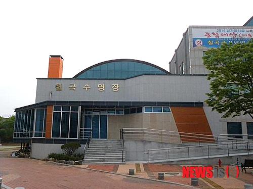 【칠곡=뉴시스】리모델링 공사를 마치고 내달 1일 재개장되는 경북 칠곡수영장.