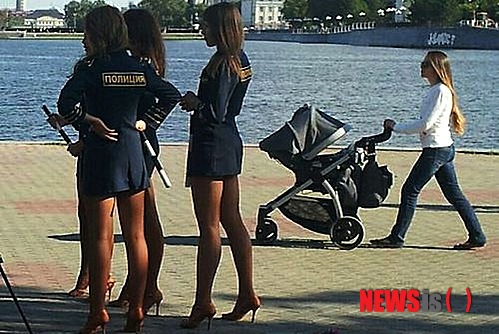 【서울=뉴시스】러시아 내무부가 여경의 짧은 치마가 경찰에 대한 신뢰를 손상시킨다며 여경들에 대한 복장 단속을 지시해 경찰 내부의 반발을 부르고 있다. 사진은 짧은 치마를 입고 근무하고 있는 러시아 여경들. <사진 출처 : 모스크바 타임스> 2014.6.26