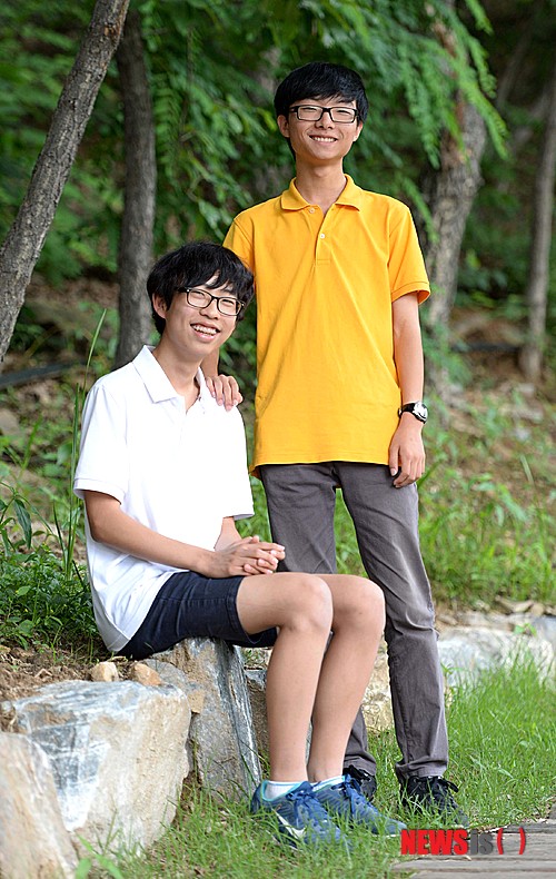 【서울=뉴시스】고범준 기자 = SNS '하루'를 개발한 박성범, 윤형근(왼쪽)군이 26일 오후 경기도 성남시 분당구 이우고등학교에서 뉴시스와 인터뷰에 앞서 포즈를 취하고 있다.&nbsp; 이우 중학교에 재학 중이던 박군과 윤군은 게시글을 하루만 볼 수 있게 하는 SNS를 만들면 어떨까라는 생각으로 지난해 '하루'라는 서비스를 기획하고 개발했다. 2014.06.26.&nbsp; bjko@newsis.com