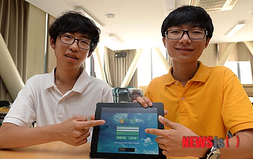 【서울=뉴시스】고범준 기자 = SNS '하루'를 개발한 박성범, 윤형근(왼쪽)군이 26일 오후 경기도 성남시 분당구 이우고등학교에서 뉴시스와 인터뷰에 앞서 포즈를 취하고 있다.&nbsp; 이우 중학교에 재학 중이던 박군과 윤군은 게시글을 하루만 볼 수 있게 하는 SNS를 만들면 어떨까라는 생각으로 지난해 '하루'라는 서비스를 기획하고 개발했다. 2014.06.26.&nbsp; bjko@newsis.com