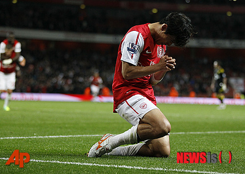 【런던=뉴시스】 잉글랜드 프리미어리그(EPL)의 아스널은 26일(한국시간) 공식 홈페이지를 통해 "박주영을 비롯해 오는 30일 계약 만료를 앞두고 있는 11명의 선수가 팀을 떠나게 됐다"고 밝혔다. 사진은 지난 2011년 10월25일 영국 런던의 에미레이츠 스타디움에서 열린 볼턴과의 2011~2012 칼링컵 4라운드에서 데뷔골을 터뜨린 후, 세러모니를 하는 모습이다. (사진=뉴시스DB) 2011.10.25.