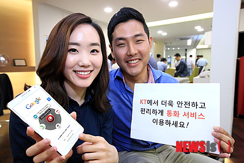 【서울=뉴시스】김민기 기자 = KT가 SK텔레콤의 'T전화'의 기능을 가진 다양한 서비스 출시로 통화 편의성을 높였다.&nbsp;&nbsp; KT는 27일 '올레 팝업콜', '번호 안내서비스', '잔여량 조회 서비스' 등의 서비스를 제공한다고 밝혔다.&nbsp; 올레 팝업콜은 고객이 스마트폰으로 게임, 인터넷 서핑, 내비게이션 등을 이용하고 있는 중 전화가 와도 화면 전환 없이 기존 이용하던 기능들을 유지하면서 음성통화가 가능하다.&nbsp;&nbsp; 스팸 차단 어플 중 누적 다운로드 1위를 기록하고 있는 '후후'와 연동돼 발신자 정보와 해당 전화의 스팸여부를 미리 확인할 수 있다.&nbsp; '번호 안내 서비스'는 기본으로 탑재되어 있는 연락처에 전화번호 검색뿐만 아니라 KT의 위치 DB를 이용한 상호 검색을 통해 전화번호와 위치 정보를 알려준다.&nbsp;&nbsp; 해당 서비스는 현재 '갤럭시S5', '베가아이언2', 새롭게 출시된 '갤럭시S5 광대역LTE-A'에 기본 내장돼 있다. 향후 신규 출시되는 단말에 순차적으로 적용할 계획이다.&nbsp; 기존 '올레 고객센터' 앱을 통해 확인할 수 있었던 통화, 문자, 데이터 사용량 조회 서비스 역시 더욱 간편하게 개선됐다.&nbsp; 올레 고객센터 앱을 다운 받은 안드로이드 기반 스마트폰을 사용하는 고객들은 이용하고 있는 화면을 아래로 내리기만 하면 언제든 해당 정보를 조회할 수 있으며 실시간 요금과 명세서 확인도 가능하다.&nbsp; 현재 '갤럭시S5', '갤럭시S4', '갤럭시노트3'의 모델에서 서비스 중으로 7월말까지 대상 단말을 약 30여 종까지 확대할 예정이다.&nbsp; kmk@newsis.com 