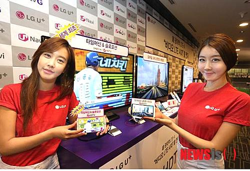 【서울=뉴시스】LG유플러스는 3배 빠른 LTE-A 서비스 제공에 맞춰 비디오LTE 시대 개막을 선언했다. 생방송을 최대 2시간까지 돌려볼 수 있는 타임머신 기능과 중요 장면을 0.5배속으로 자세히 보는 슬로모션 등 세계 최초 모바일 첨단기능을 선보였다. (사진=LG유플러스 제공) photo@newsis.com