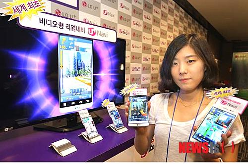 【서울=뉴시스】LG유플러스는 3배 빠른 LTE-A서비스 제공에 맞춰 비디오LTE시대를 선언했다. 복잡한 교차로에서는 실제 사진을 동영상처럼 안내하는 비디오형 리얼맵을 제공하는 유플러스네비서비스를 선보였다. (사진=LG유플러스 제공)&nbsp; photo@newsis.com