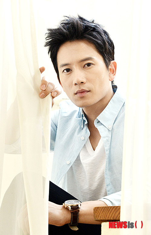 【서울=뉴시스】홍찬선 기자 = 영화 좋은친구들(감독 이도윤)에서 현태 역으로 열연한 배우 지성이 27일 오후 서울 종로구의 한 카페에서 인터뷰를 하고 있다. 2014.06.27.&nbsp;&nbsp; mania@newsis.com