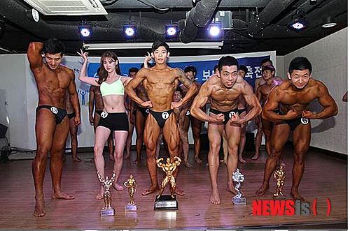 【서울=뉴시스】서울호서예술전문학교가 제2회 보디빌딩 축전을 열었다고 28일 밝혔다. 보디빌딩축전은 이 학교 스포츠건강관리학부 학생들이 한 학기 동안 준비하는 축전이다. 사진 왼쪽부터 포즈상 이진남·여자부 대상 백주원·남자뷰 대상 강성종·근육상 이상빈·피트니스상 손예성씨.