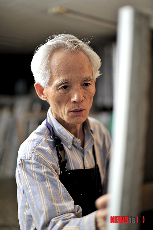 【뉴욕=뉴시스】노창현 특파원 = ‘이스트 사이드 스토리(East Side Story)’로 널리 알려진 동아대 회화과 김명식(65) 교수가 뉴욕서 10주년 기념전을 갖는 등 특별한 주목을 받고 있다. 그간 서울과 도쿄, 상해, 항주, 마드리드, 시드니, 마이애미, 뉴욕 등에서 무려 60여회의 개인전을 개최한 김명식교수는 뉴욕에서 한달여 사이에 ‘이스트 사이드 스토리’를 주제로 한 작품 전시를 세차례나 열게 됐다. ‘이스트 사이드 스토리 10주년 기념전(6월13일-7월2일)’과 동아대 교수와 제자들과 함께 하는 그룹전 ‘Finding Identity(6월25일-7월1일)’, 그리고 다음달 10일 열리는 햄튼 아트페어에 작품을 출품할 예정이다. 2014.06.28. robin@newsis.com