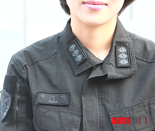 【대구=뉴시스】김태원 기자 = 대구 유일 여성경찰특공대 대원 박영아(33) 경장의 제복. 목 깃에 경장을 뜻하는 무궁화 꽃봉오리 세 송이와 이름 석 자, 특공대원 마크가 옷에 부착돼 있다. 2014.06.29&nbsp; bplace27@newsis.com