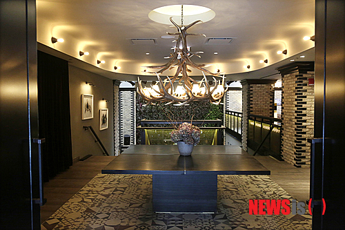 【서울=뉴시스】하도겸 박사의 ‘불교의 자성과 쇄신’ <3>&nbsp; 밥을 먹으러 갑니다. 아무 생각 없이 맛있게 드시면 됩니다. 허겁지겁 먹을 필요는 없습니다. 꼭꼭 씹어 먹는 게 잘 먹는 것이고 보약입니다. 그런데 우동을 먹겠다거나 고기를 먹겠다거나, 생선이 없으면 아예 안 먹겠다고 따지는 사람이 요즘 점점 많아졌습니다. 웰빙 때문인지 재료까지 하나하나 꼼꼼히 따집니다. 밥 한 그릇 비우면 허기도 사라지고 사는 데 불편이 없습니다. 그런데 참으로 집착하는 게 많아진 것입니다. 승려들을 봐도 그렇습니다. 말은 도인인 것처럼 하지만, 실제로 하는 행동을 보면 그 사람이 뭘 중요하게 생각하는지 알 수 있습니다.&nbsp; hadogyeom.kr 