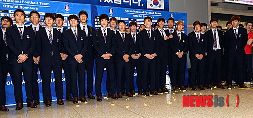 【인천공항=뉴시스】고범준 기자 = 2014 브라질 월드컵에서 1무 2패 성적으로 H조 4위로 16강 진출에 실패한 축구국가대표팀이 30일 새벽 인천국제공항을 통해 귀국한 가운데 해단식 중 대표팀이 축구 팬이 던진 엿을 바라보고 있다. 2014.06.30. bjko@newsis.com