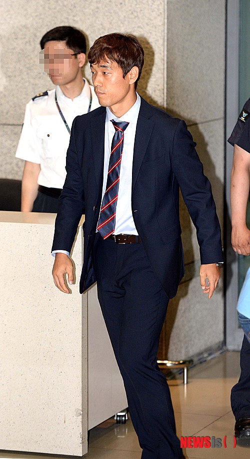 【인천공항=뉴시스】고범준 기자 = 2014 브라질 월드컵에서 1무 2패 성적으로 H조 4위로 16강 진출에 실패한 축구국가대표팀 박주영이 30일 새벽 인천국제공항을 통해 귀국하고 있다. 2014.06.30.&nbsp; bjko@newsis.com